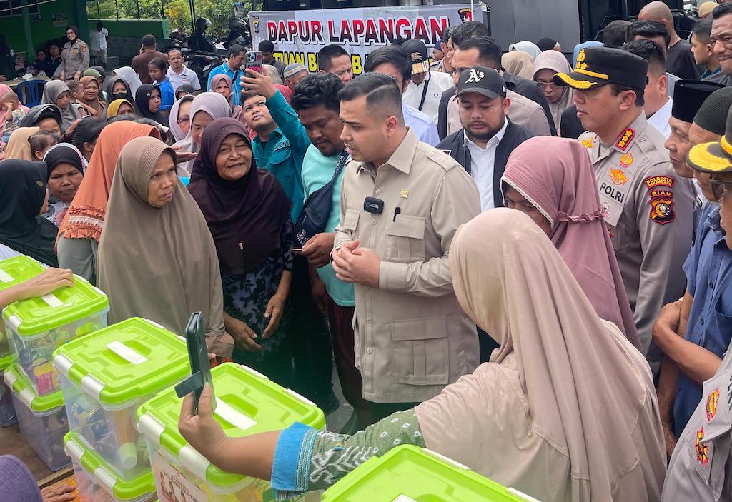 Gerindra Salurkan 1.000 Paket Sembako untuk Korban Banjir di Rumbai