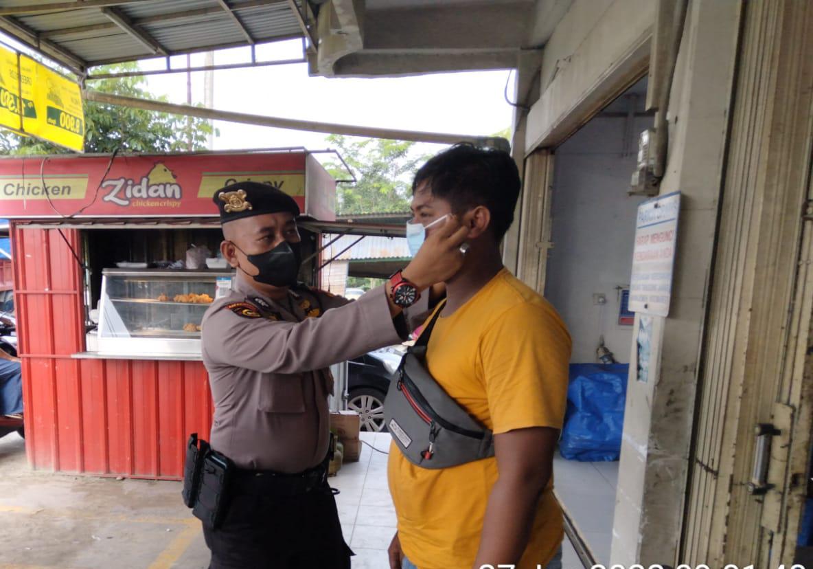 Ajak Masyarakat Taat Prokes, Polsek Bandar Sei Kijang Bagikan Masker