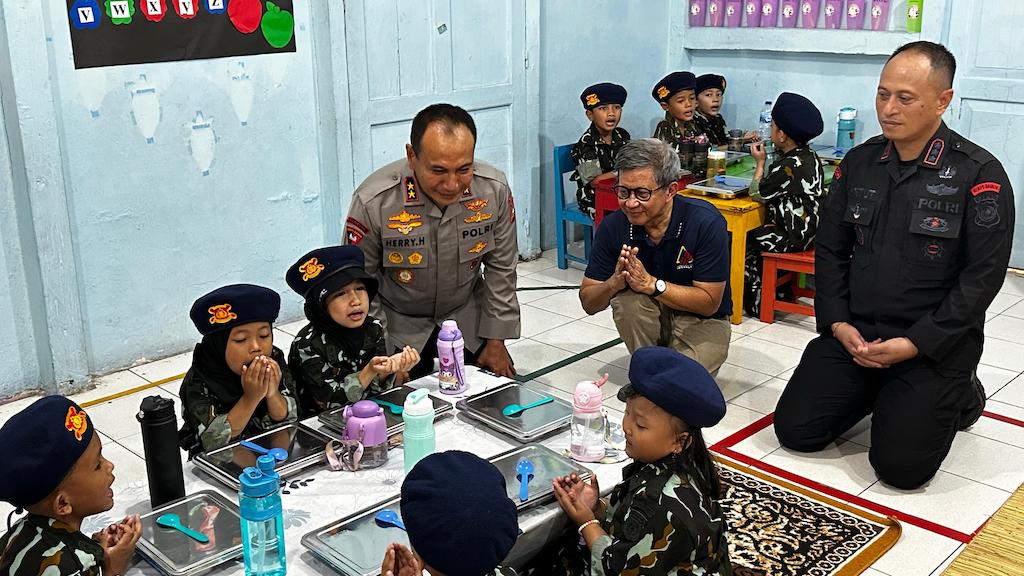 Rocky Gerung Ikut Cek Dapur Brimob, Dari Senjata ke Sendok, Demi Anak Sekolah