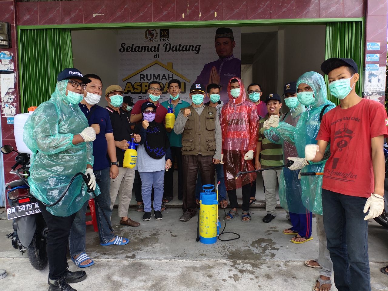 Rumah Aspirasi Hamdani Bersama RT/RW Juga Warga Lakukan penyemprotan Disinfektan Secara Massal