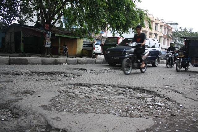 Miris, Sebagian Jalan Kota Teluk Kuantan mengalami Kerusakan
