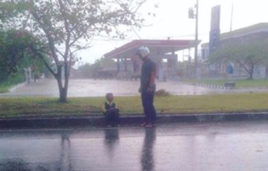 Miris! Banyak Netizen Nangis Dengan Kisah Bocah TK Penjual Tisu di Tengah Hujan