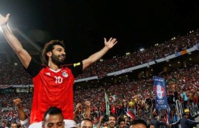 Rumahnya Dikepung Fans, Mohamed Salah Lakukan Hal Tak Terduga Ini