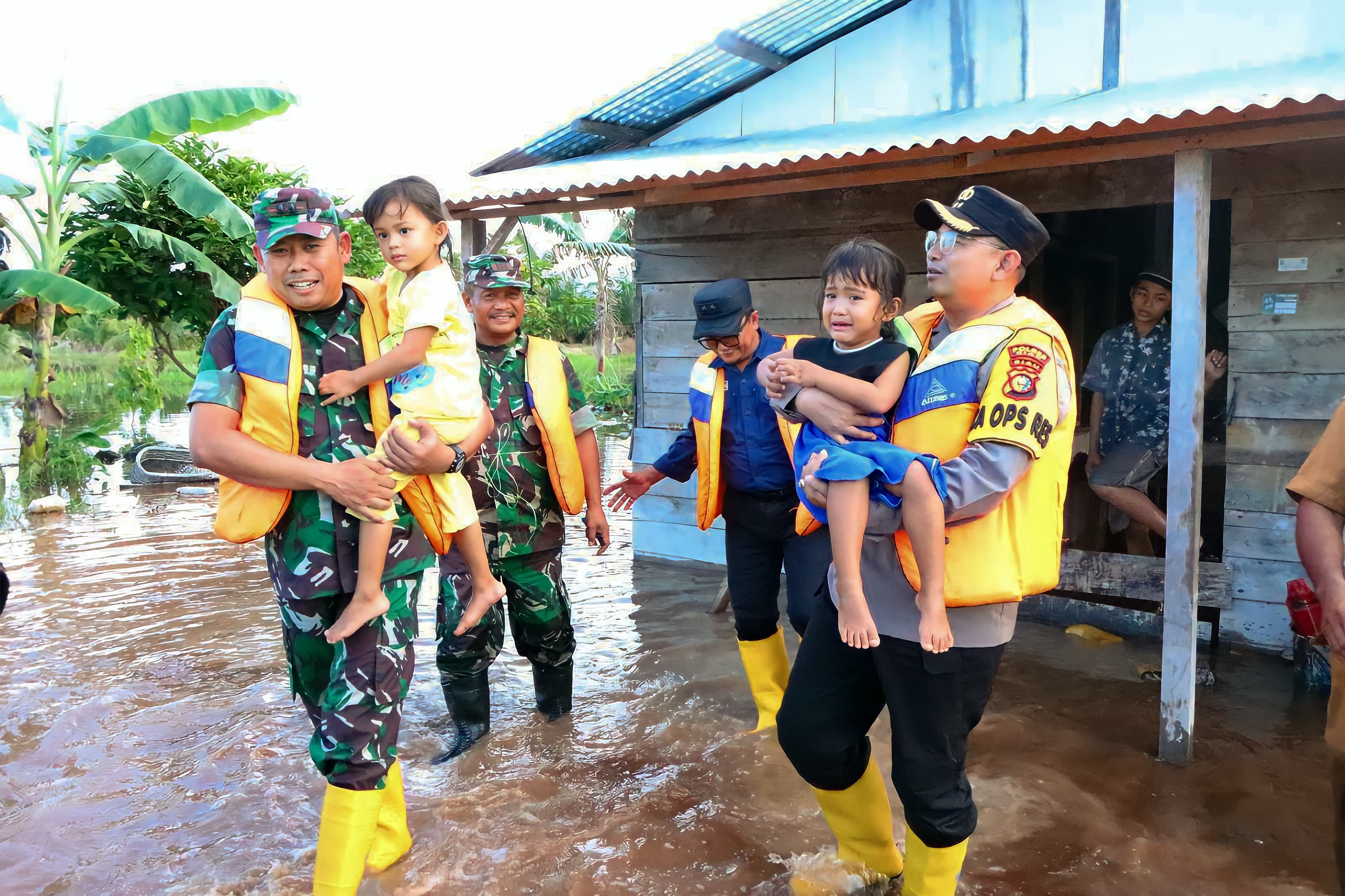 Cooling System Warga, AKBP Asep Sujarwadi Tinjau Lokasi Banjir Dan Turun Langsung Evakuasi Warga