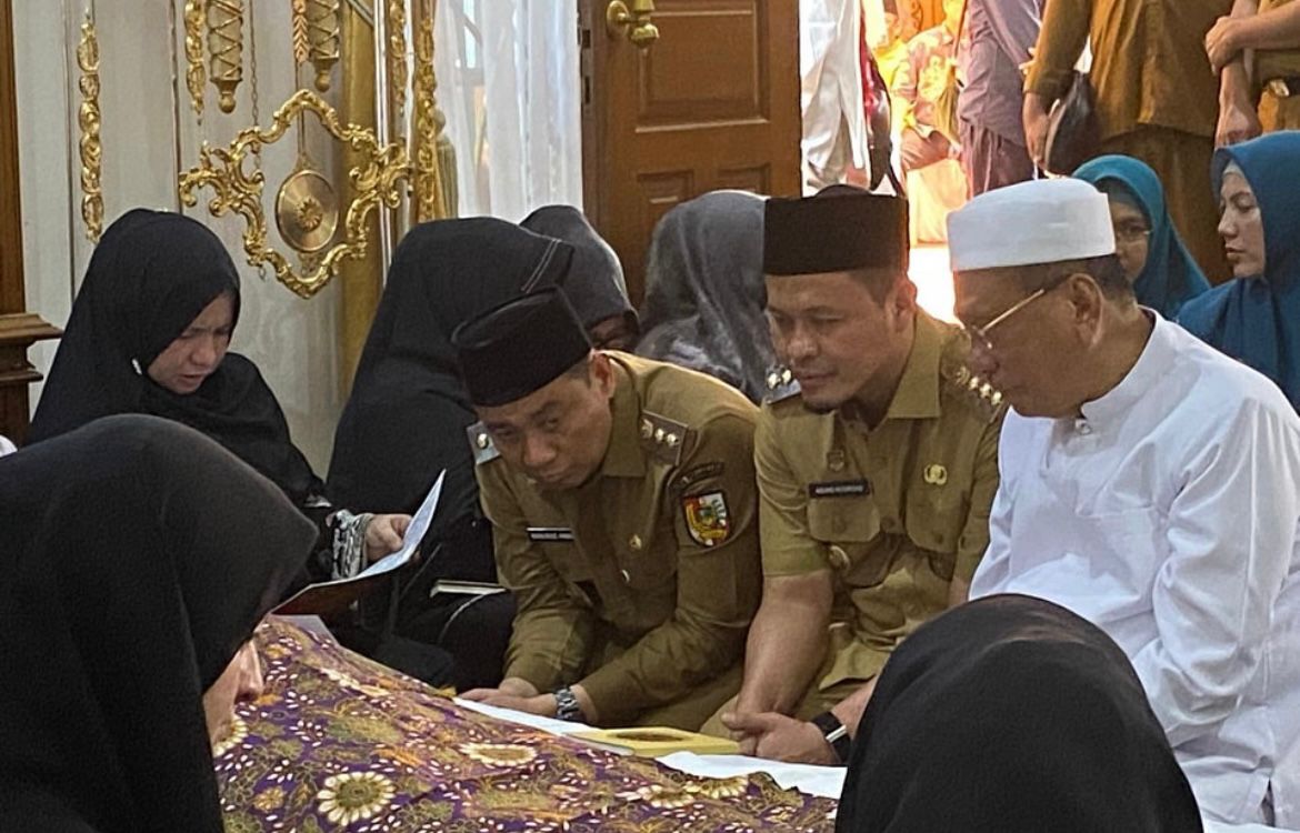 Hadir di Rumah Duka, Wako Agung Sampaikan Duka Mendalam Berpulangnya Istri Bupati Rohil