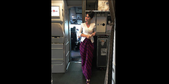 Posting Foto Terawih Di Pesawat saat Bertugas, Pramugari Cantik ini Dipuji Netter