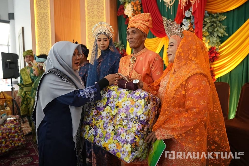 Unik! Bupati Siak Gelar Nikah Gratis di Rumah Dinas, 6 Pasang Jadi Suami Istri
