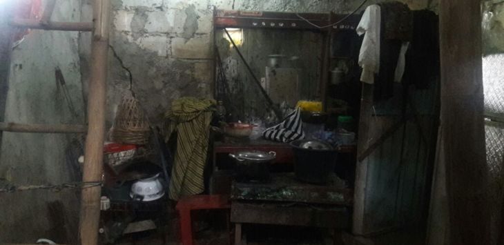 Miris, Satu Keluarga Ini Tinggal di Rumah Nyaris Ambruk