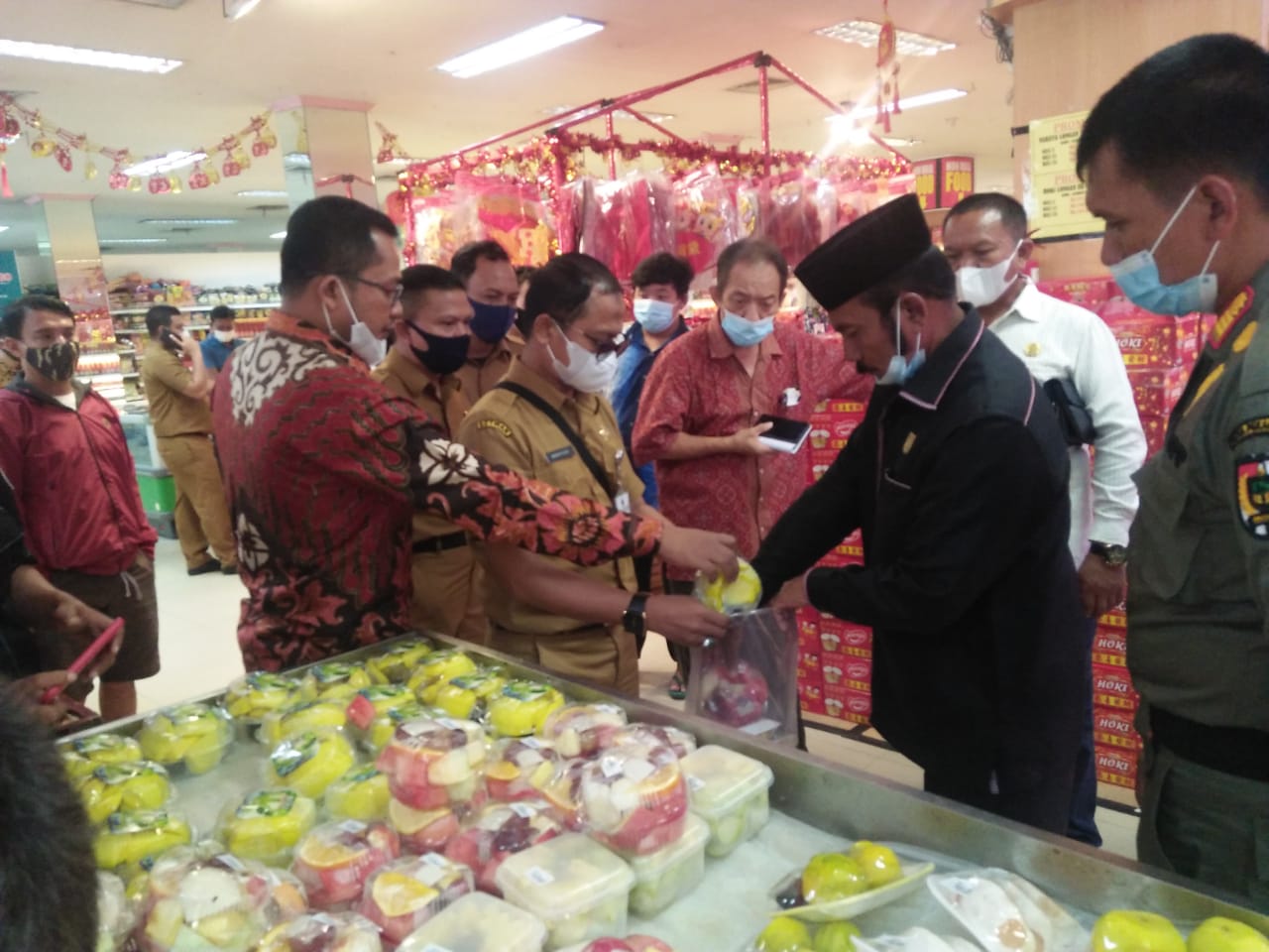 Sidak ke Pasar Buah Pekanbaru, DPRD Sita Buah Busuk dan Tidak Layak Konsumsi