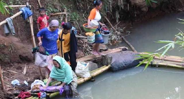 Warga Rambah Manfaatkan Sungai Untuk MCK