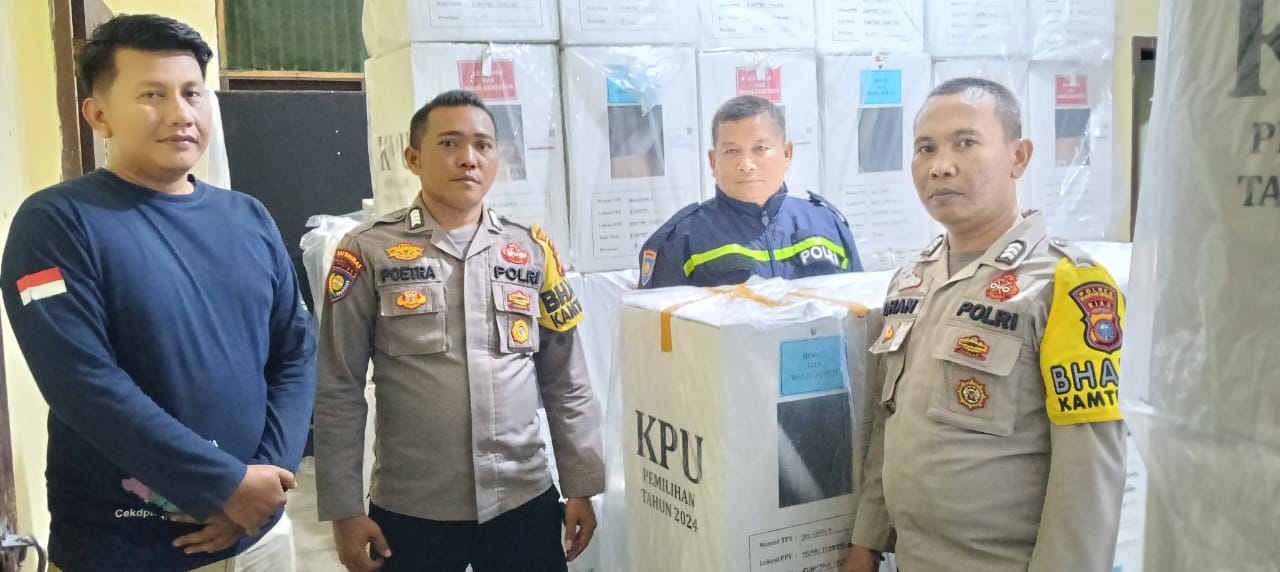 Polsek Kuantan Mudik dan Polsek Benai Amankan Pergeseran Logistik Pilkada Serentak 2024