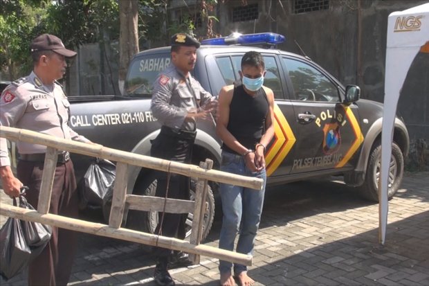 Maling Hanya Pakai Celana Dalam dan Jimat Terekam CCTV