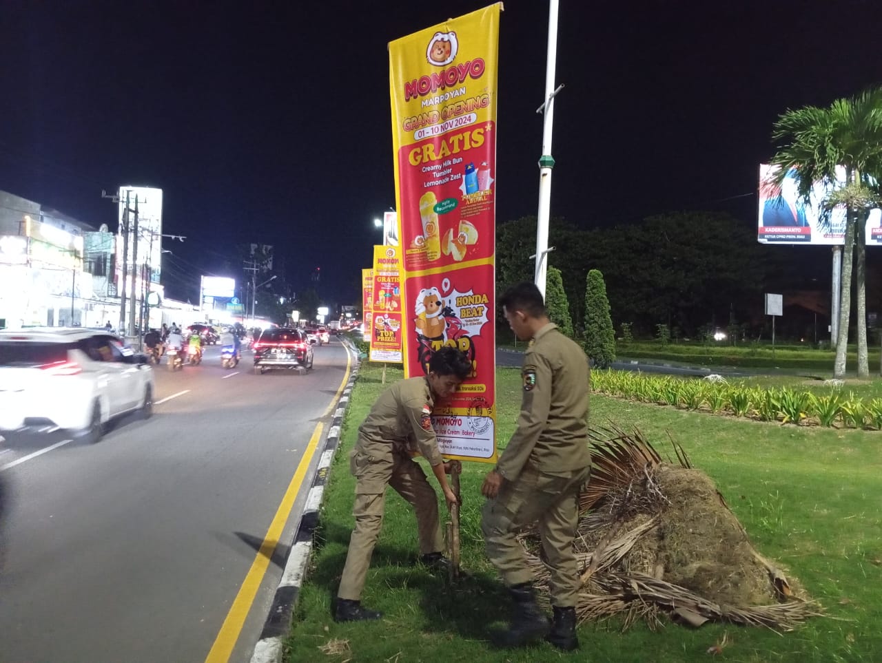 Reklame Disepanjang Median Jalan Sudirman Pekanbaru Ditertibkan Satpol PP