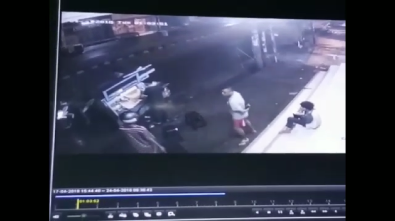 Detik-detik Ngerinya Aksi Bandit Bercelurit di Depok Terekam CCTV