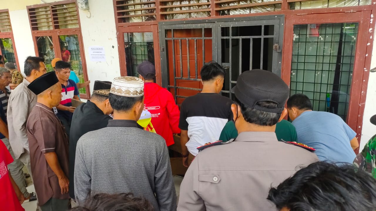 Kades Diduga Selingkuh, Kantor Desa di Riau Disegel Warga