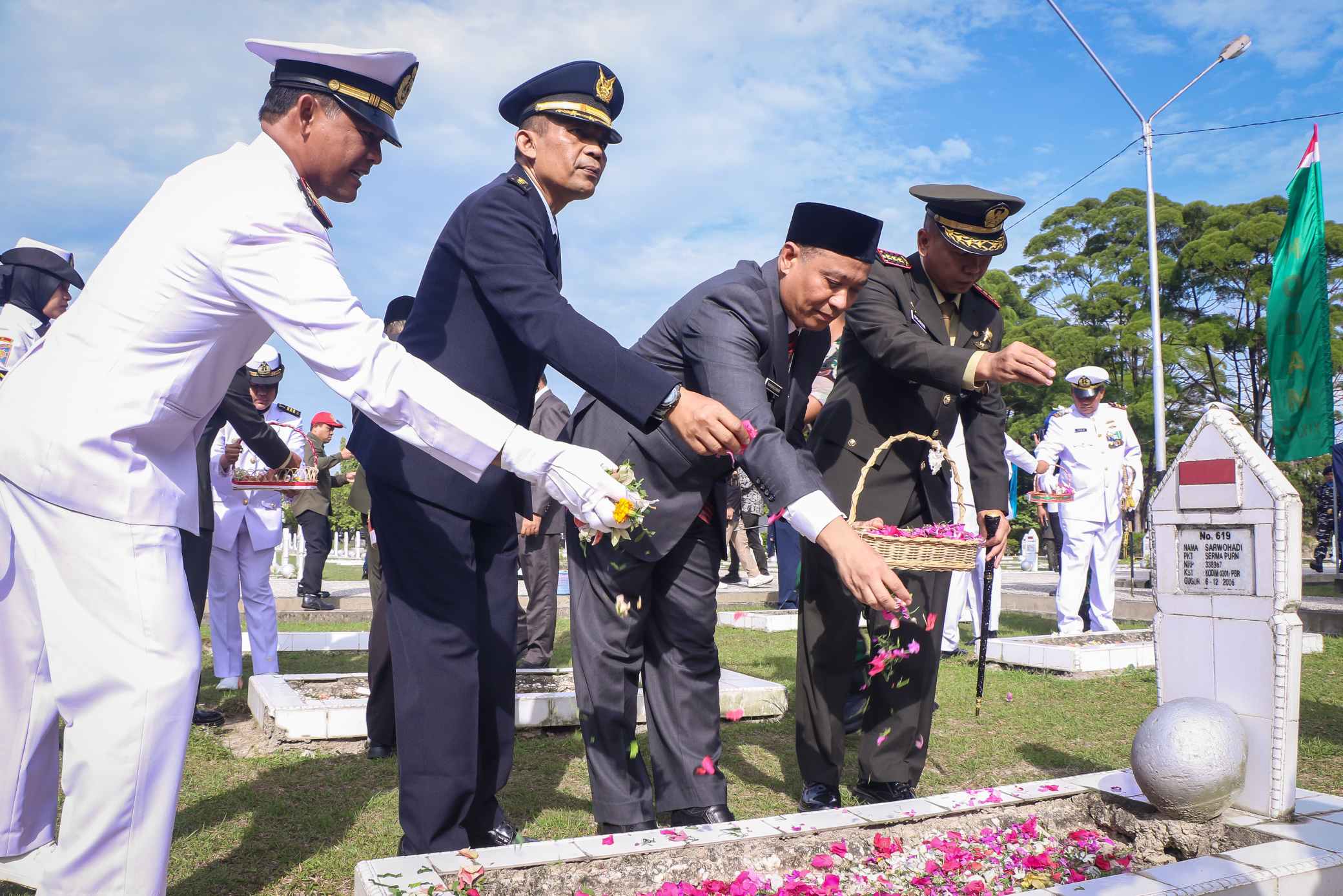Kenang Jasa Pahlawan, Wawako Pekanbaru Ikuti Ziarah Nasional di TMP Kusuma Dharma