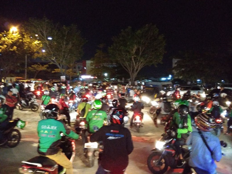 Breaking News : Malam ini Aksi Saling Serang Pengemudi Gojek dan Taksi Terjadi di Pekanbaru