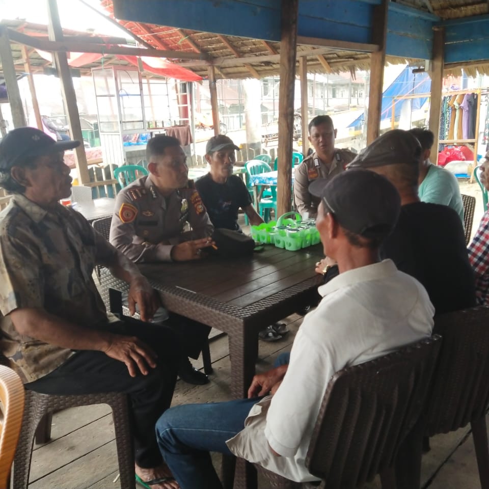 Kapolsek Batang Tuaka Sambangi Warga di Desa Sungai Luar, Sampaikan Pesan Pemilu Damai