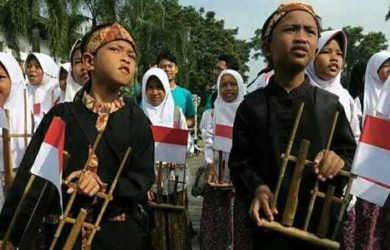 Keren! Warga Jabar Gelar Konser Angklung Raksasa di Gedung Sate