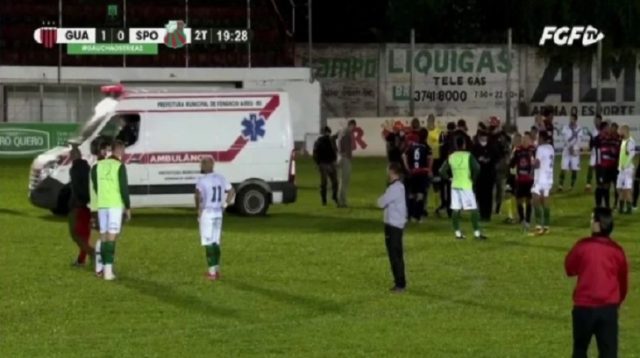 Ngeri, Pemain Ini Tendang Kepala Wasit Hingga Pingsan, Langsung Ditangkap Polisi