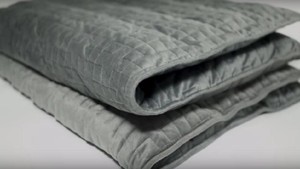 Selimut Berat 11 Kg Diklaim Bisa Atasi Kecemasan Dan Stres, Minat?