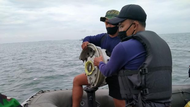 Benda Mirip Roda-Nomor Tempat Duduk Sriwijaya Air SJ182 Ditemukan