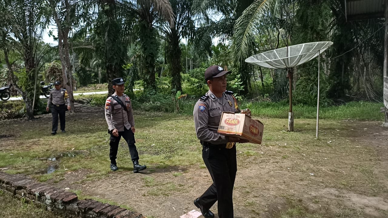 Polsek Bantan Bantu Warga Lansia di Desa Teluk Papal