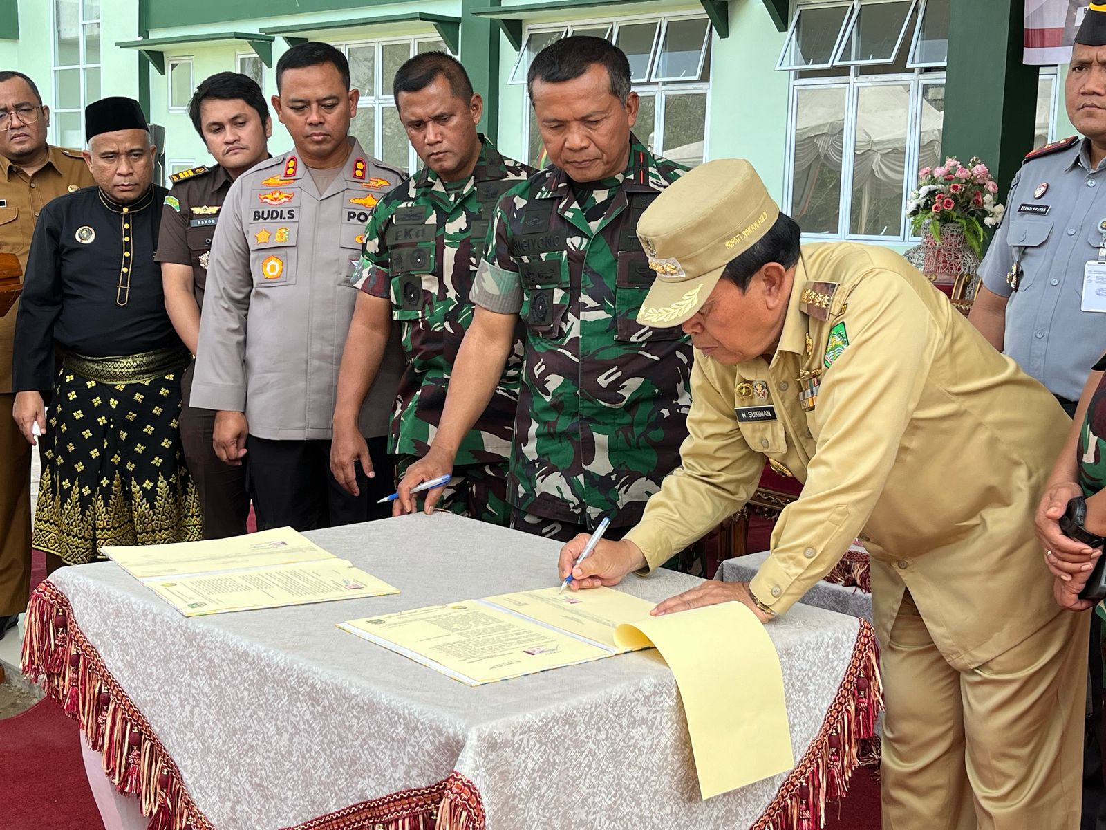 Pemkab Rohul Serahkan Gedung Makodim ke Danrem 031/Wira Bima