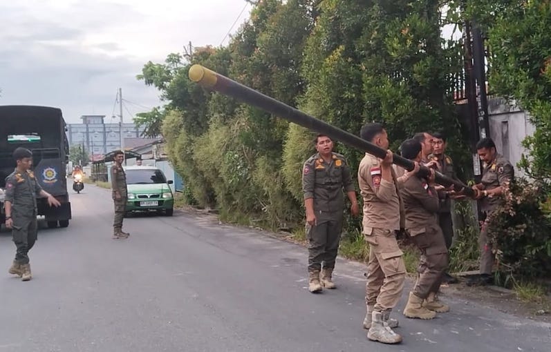 Satpol PP Pekanbaru Bongkar Belasan Tiang Fiber Optik Ilegal