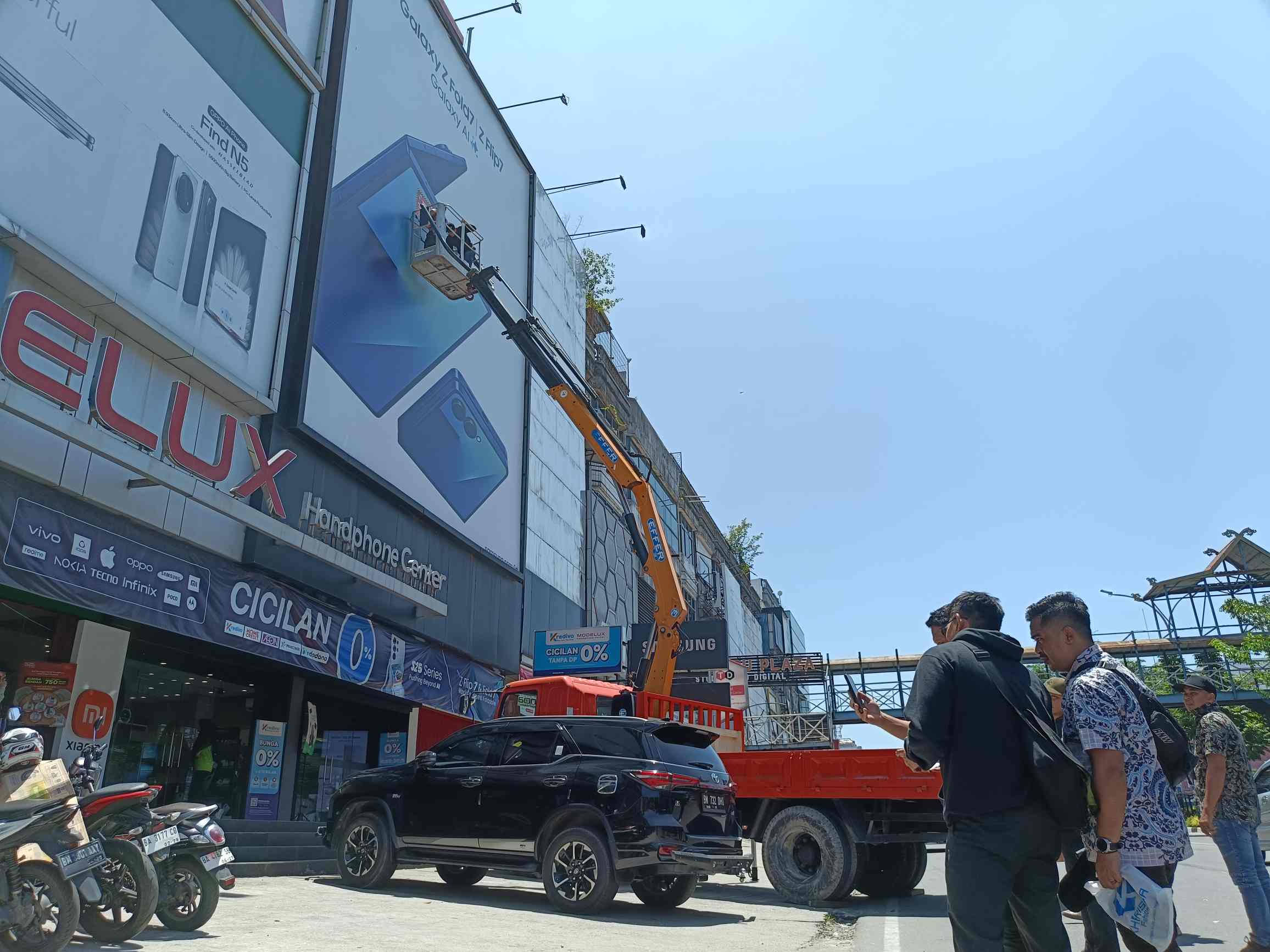 Nunggak Pajak, Bapenda Pekanbaru Segel Belasan Reklame di 3 Ponsel Ternama