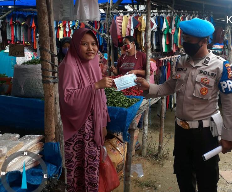 Polsek Bandar Sei Kijang Bagikan Masyarakat Masker Gratis di Pasar