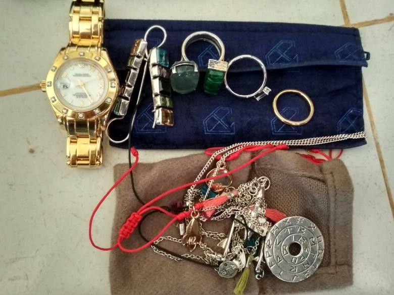 Salut, Staf Bandara Kembalikan Jam Tangan Rolex Penumpang