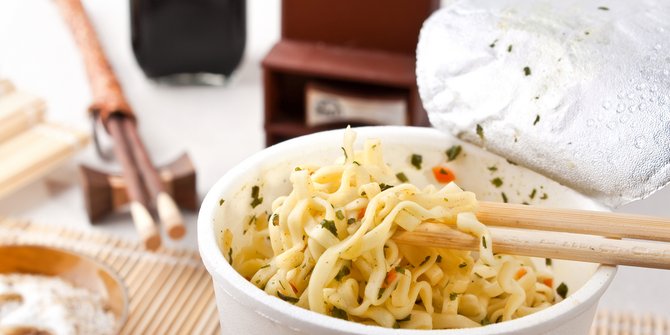 Kenapa kebanyakan makan mie instan tak baik untuk kesehatan tubuh?