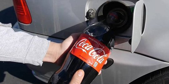 Youtuber ini coba masukan minuman Coca-cola ke dalam tangki mobil BMW, lihat apa yang terjadi