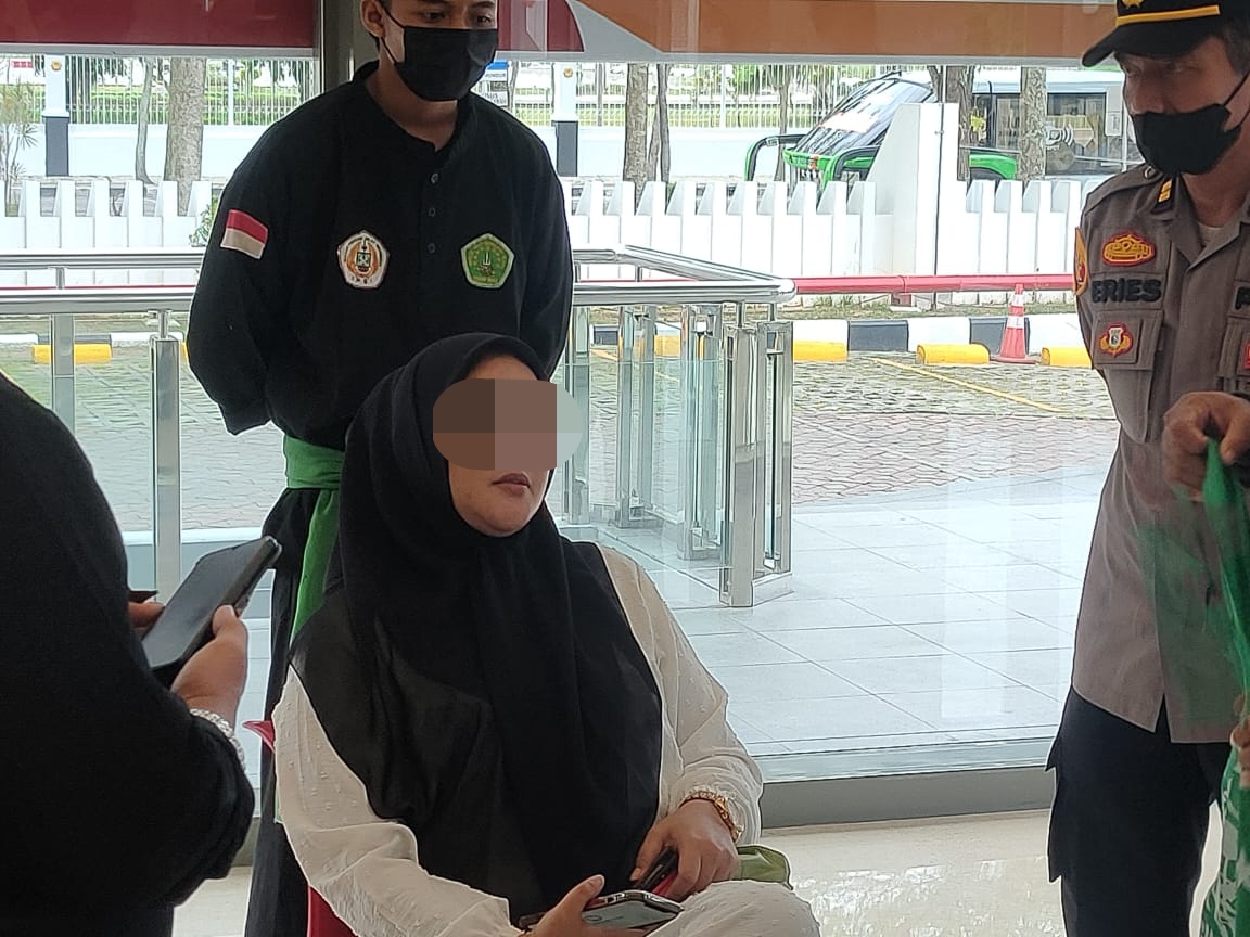Kibarkan Bendera Ar Rayah, Wanita Asal Jakarta Digelandang Polisi dari Gedung Dang Merdu BRK Syariah
