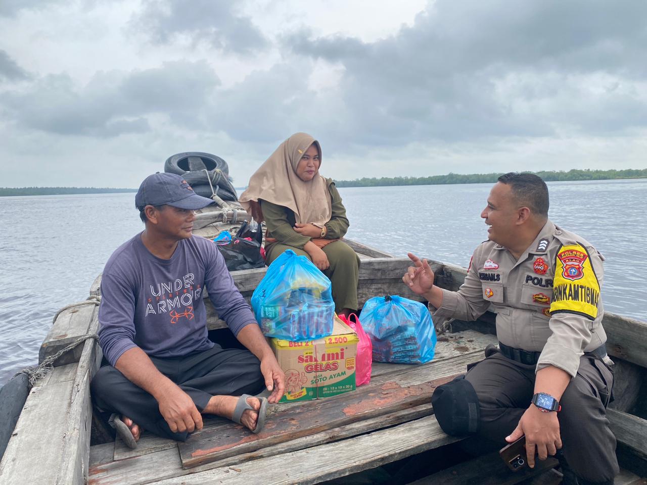 Sosialisasi Pemilu 2024 di Atas Sampan Kayu, Babinkamtibmas Desa Tanjung Raja Sambangi Masyarakat