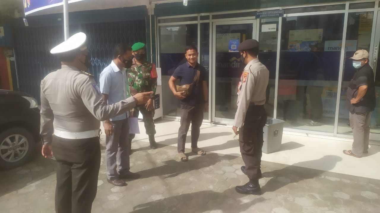 UKL II Polsek Pangkalan Kerinci Sanksi Pelanggar Prokes saat Yustisi