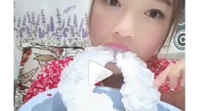 Gara-gara Gadis Ini, Makan Es batu Jadi Tren di Internet