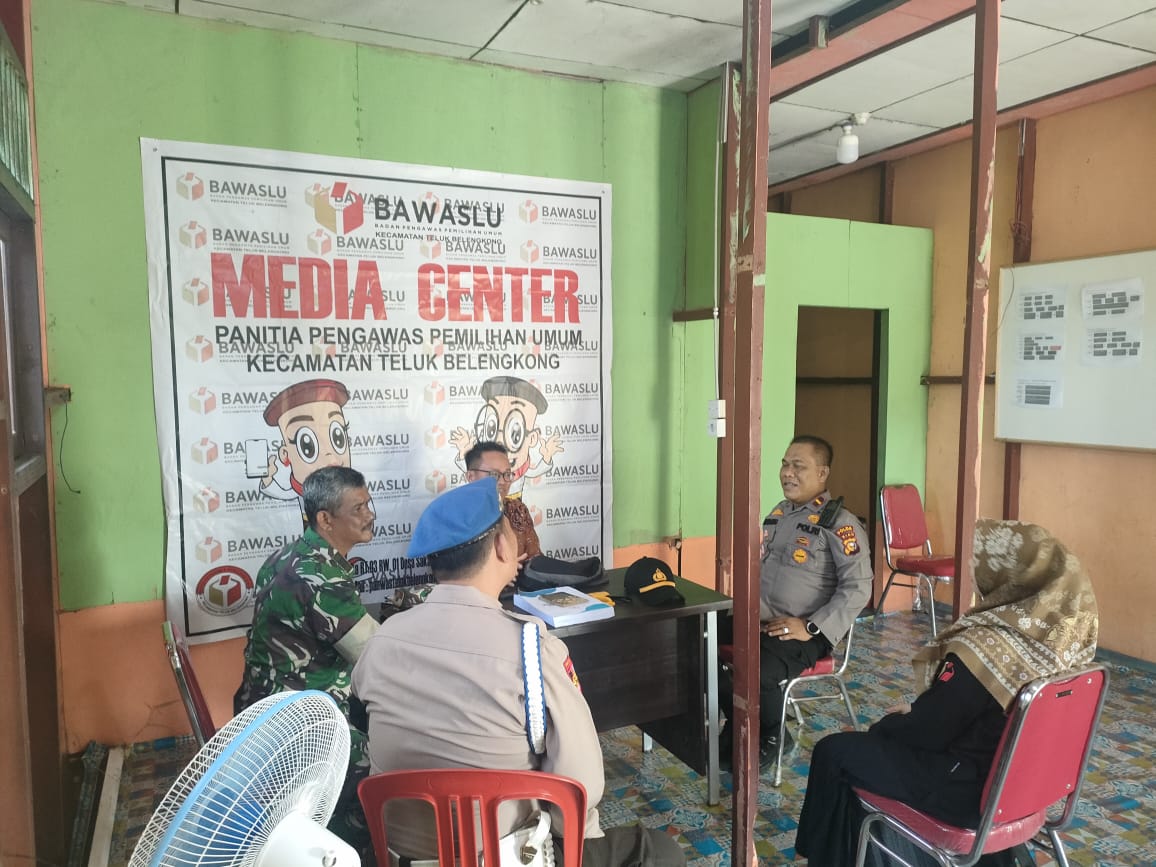 Kapolsek Teluk Belengkong Cek Kesiapan Kantor Bawaslu untuk Pemilu 2024