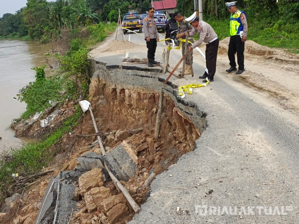 Akibat Abrasi Sungai Indragiri, Lima Titik Jalan di Riau Alami Longsor