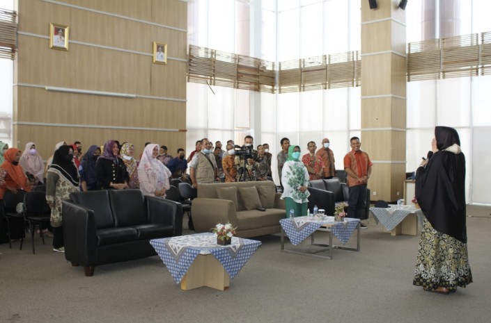 Perpustakaan Soeman Hs Gelar Pelatihan, Kadispersip : Tingkatkan Layanan dan Melayani dari Hati