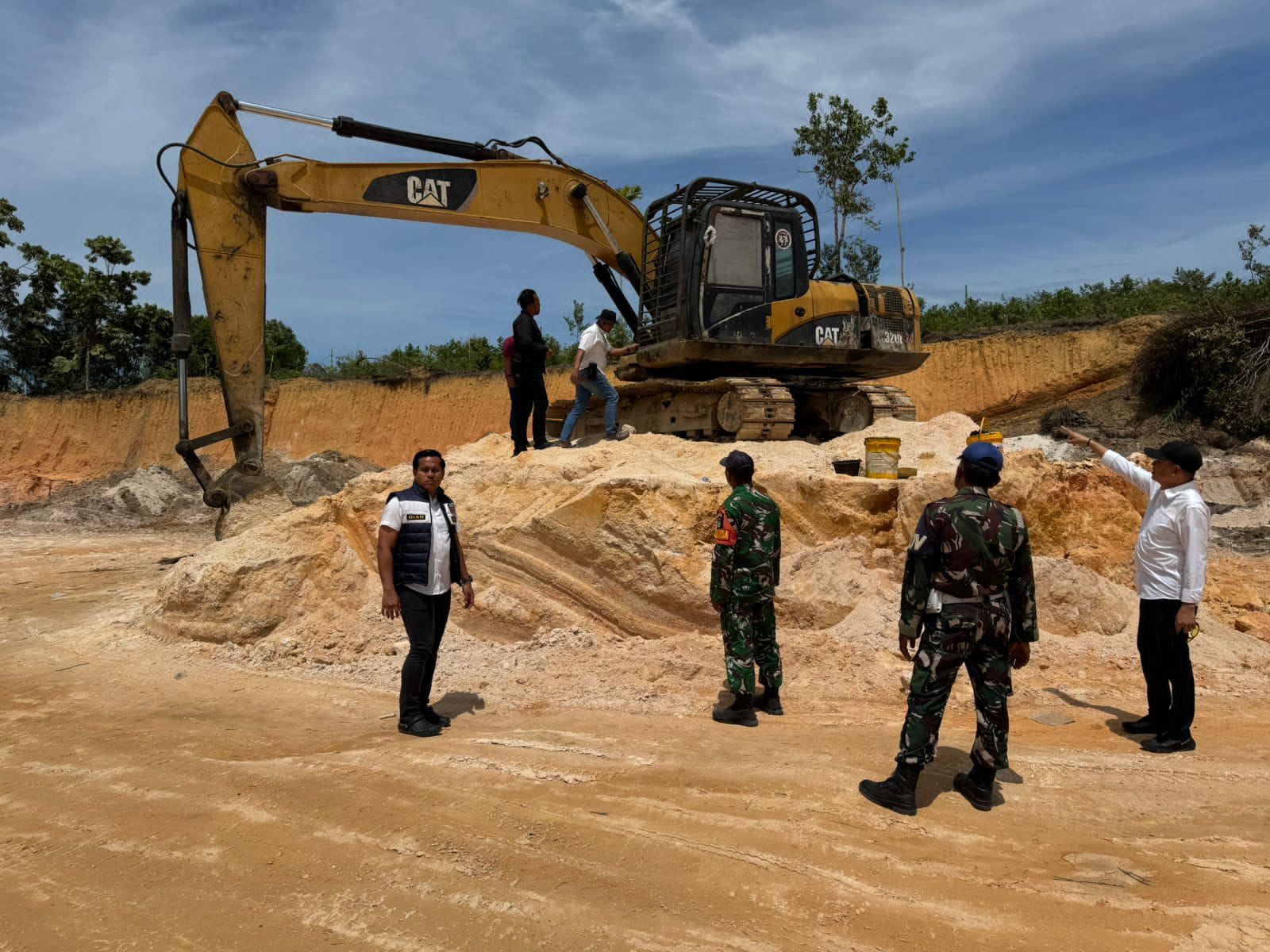 Polres Kampar Cek Lokasi Galian C yang Viral di Tapung, Temukan Dua Alat Berat Rusak