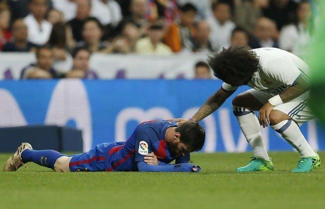 Kerasnya pertandingan Real Madrid vs Barcelona