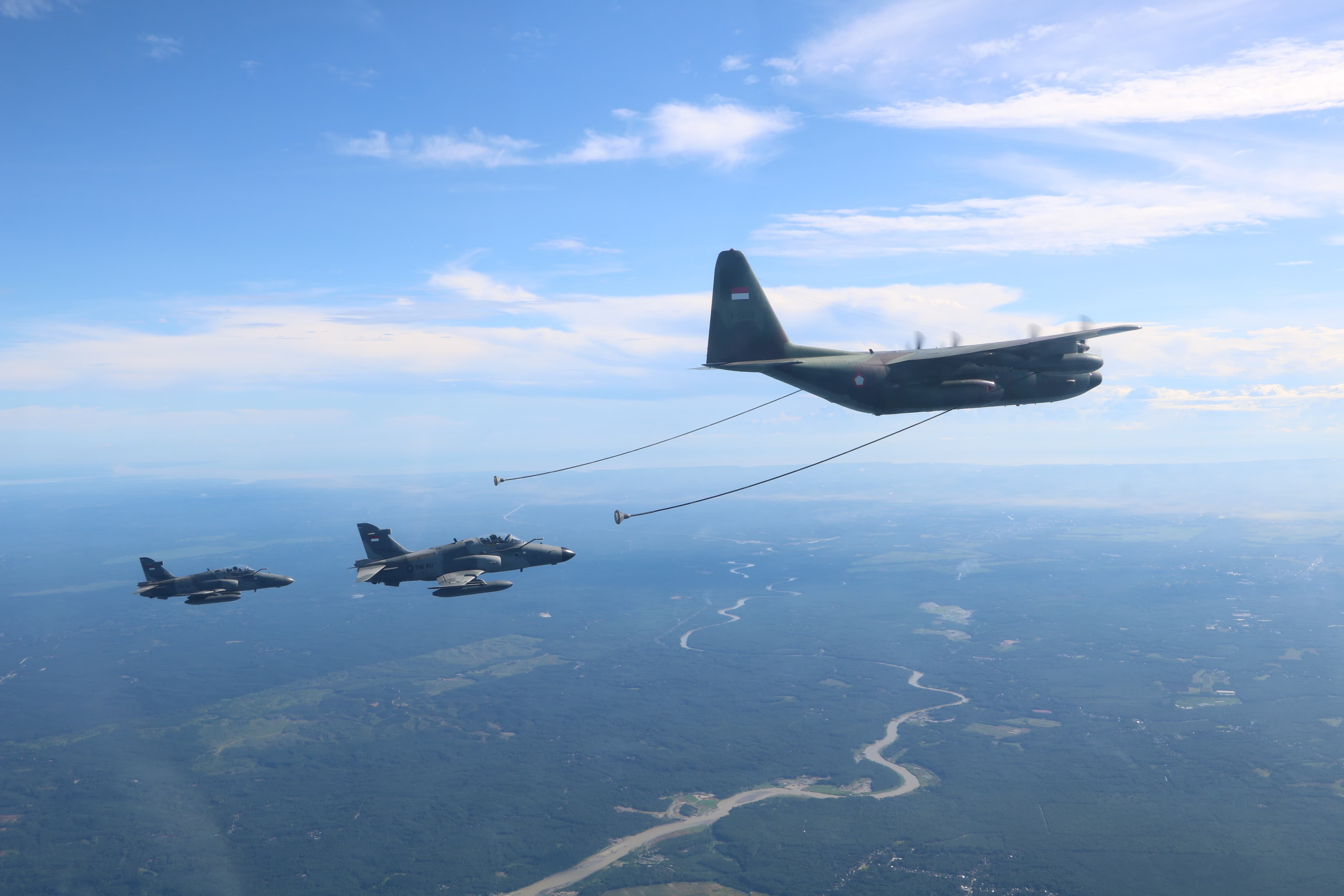 Sukses Jalani Latihan Air to Air Refueling di Medan, Skadron Udara 12 Gaungkan Semangat Dirgantara