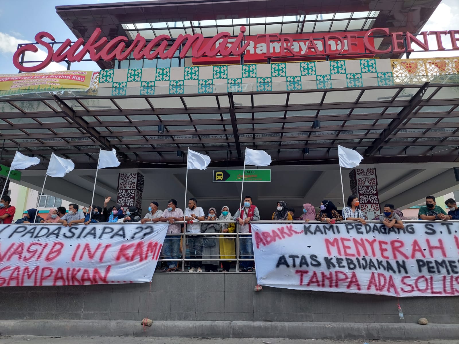 Tolak Perpanjangan PPKM, Pedagang STC Pekanbaru Kibarkan Bendera Putih