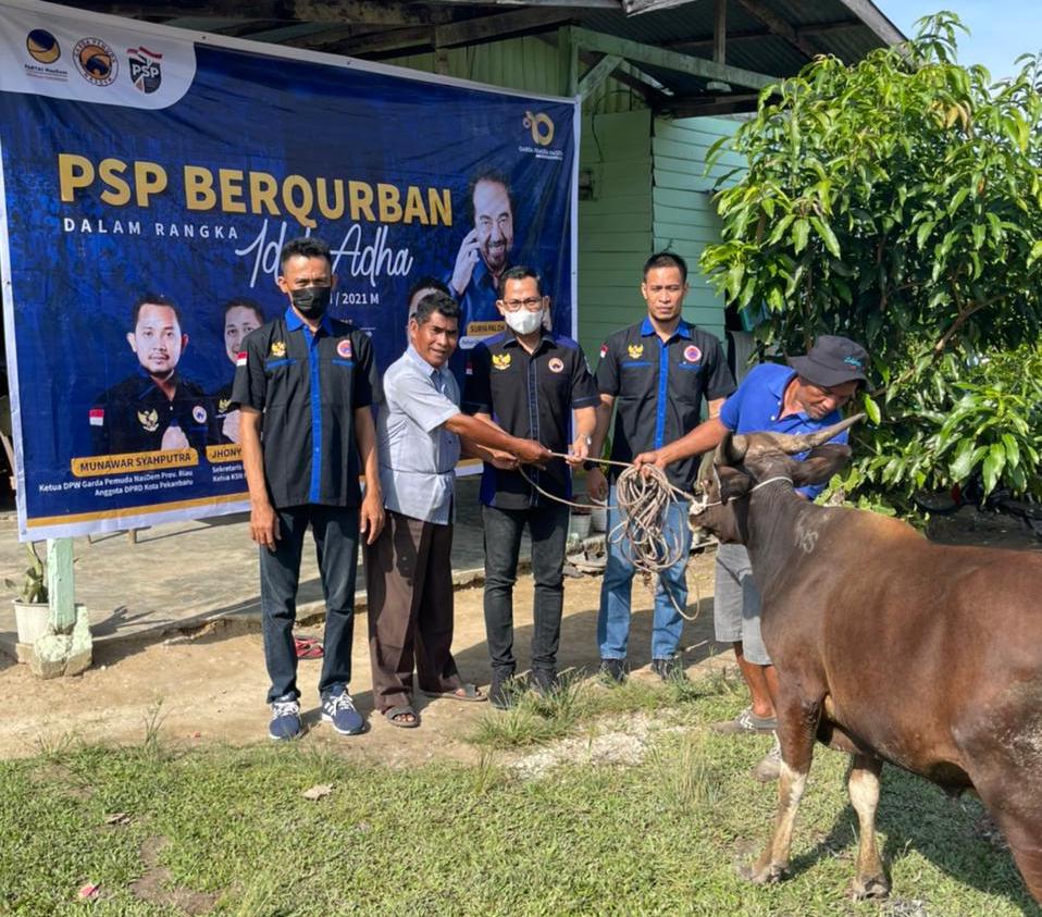 Lewat Garda NasDem Riau, Prananda Surya Paloh Serahkan Hewan Kurban Untuk Warga Pekanbaru