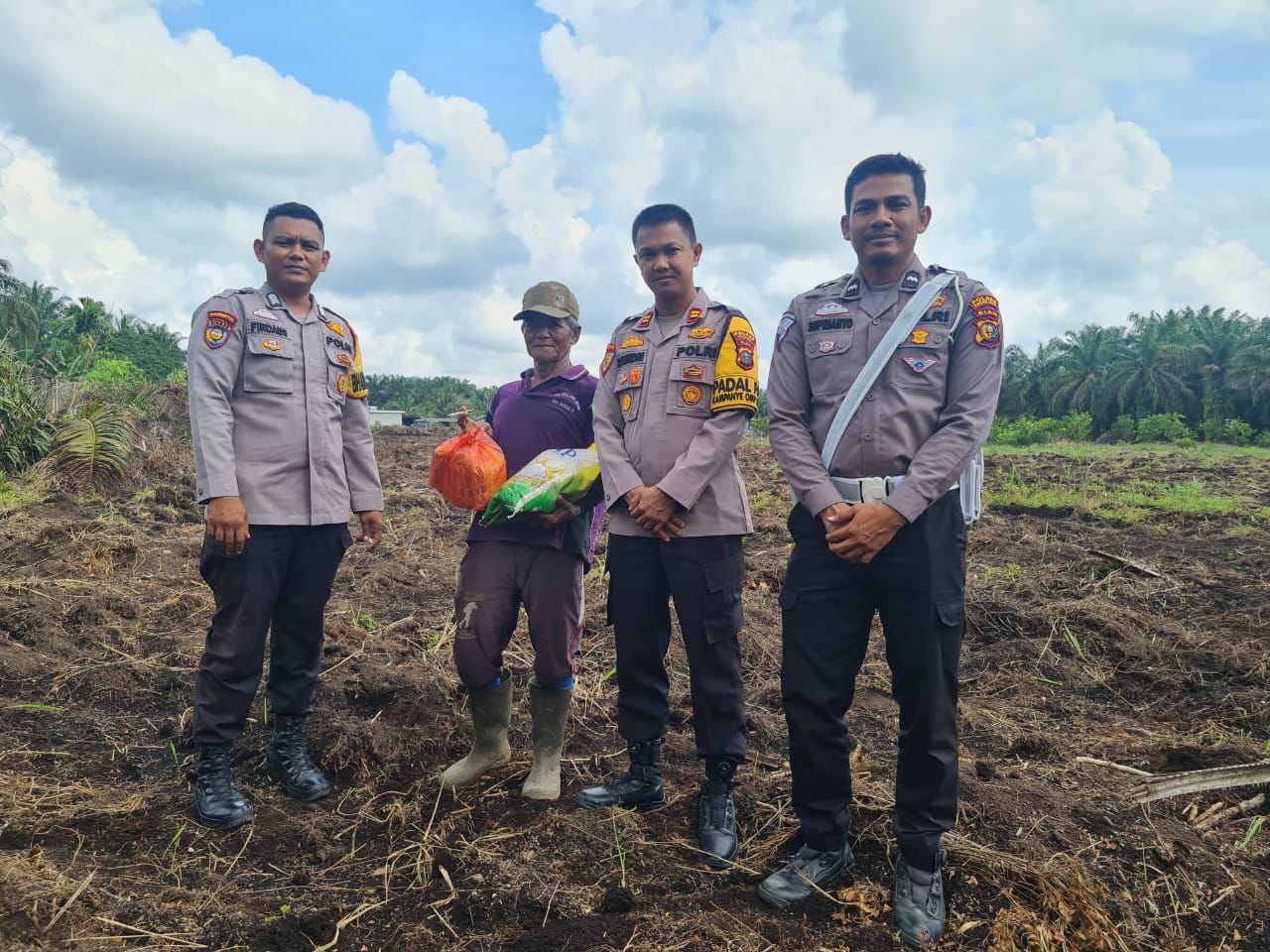 Kapolsek Bonai Darussalam Gelar Jumat Berkah dan Cooling System untuk Pilkada Damai