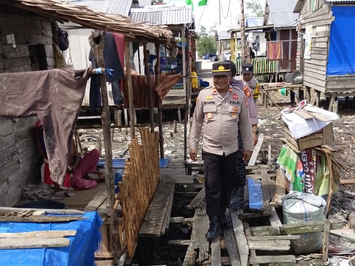 Jalan Kaki 2 Jam, Kapolsek Tanah Merah Cooling System di Dusun Parit Empat Inhil