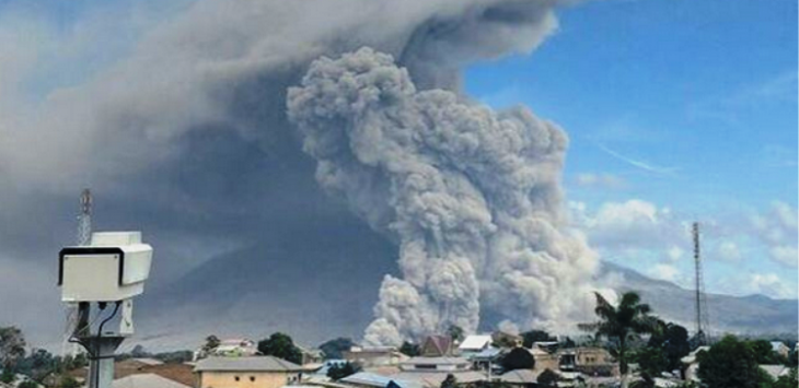 Breaking News : Gunung Sinabung Meletus Lagi, Muntahkan Abu Vulkanik Setinggi 2000 Meter