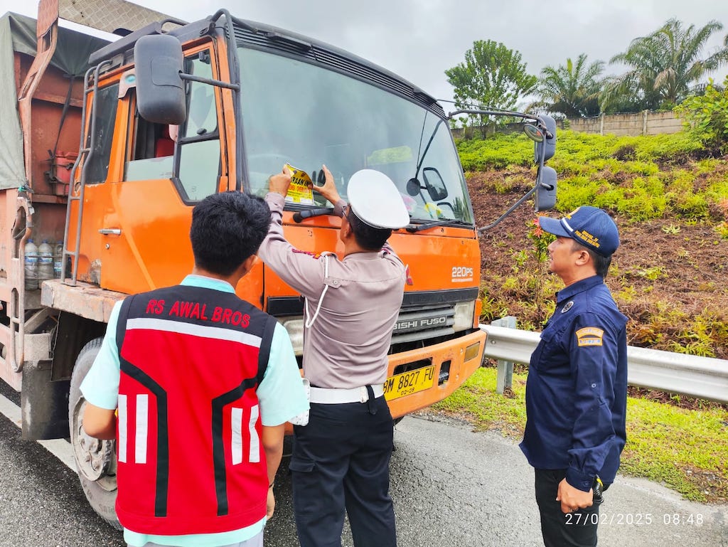 Ditlantas Polda Riau Tertibkan 76 Kendaraan ODOL di Tol Pekanbaru-Dumai